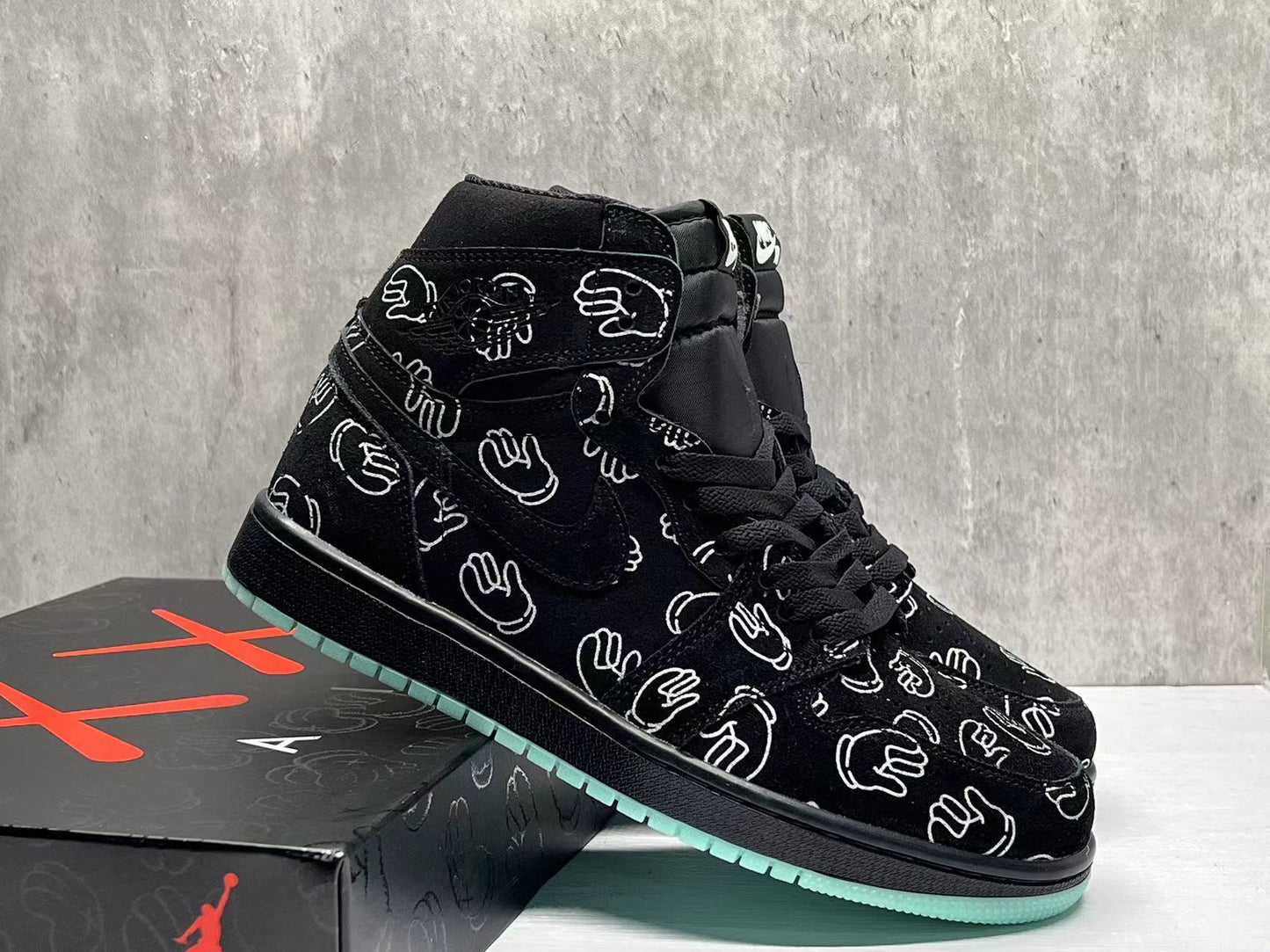 Nike Air x KAWS “XX Hands