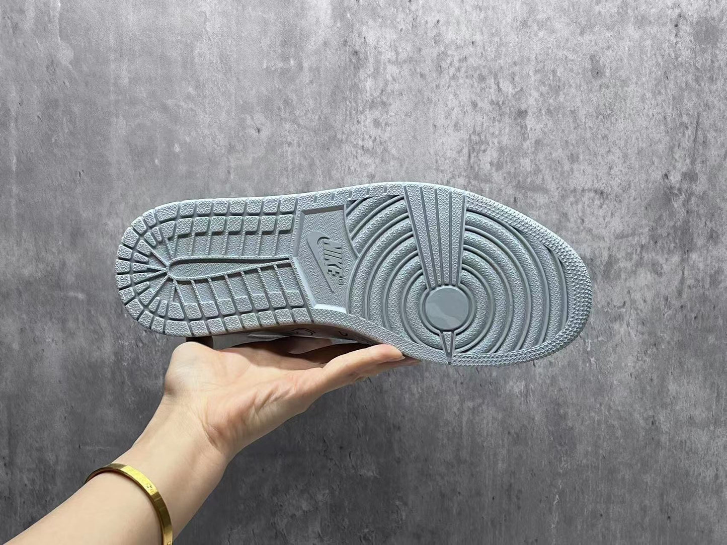 Nike Air x KAWS “XX Grey Hands