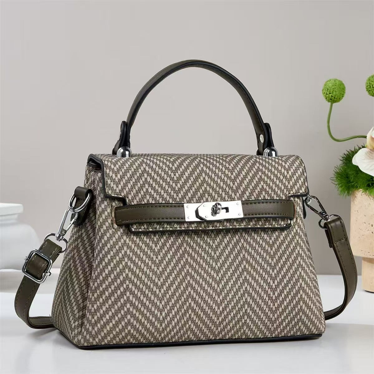 Clasp Chic” Structured Handbag – Available in Multiple Colors