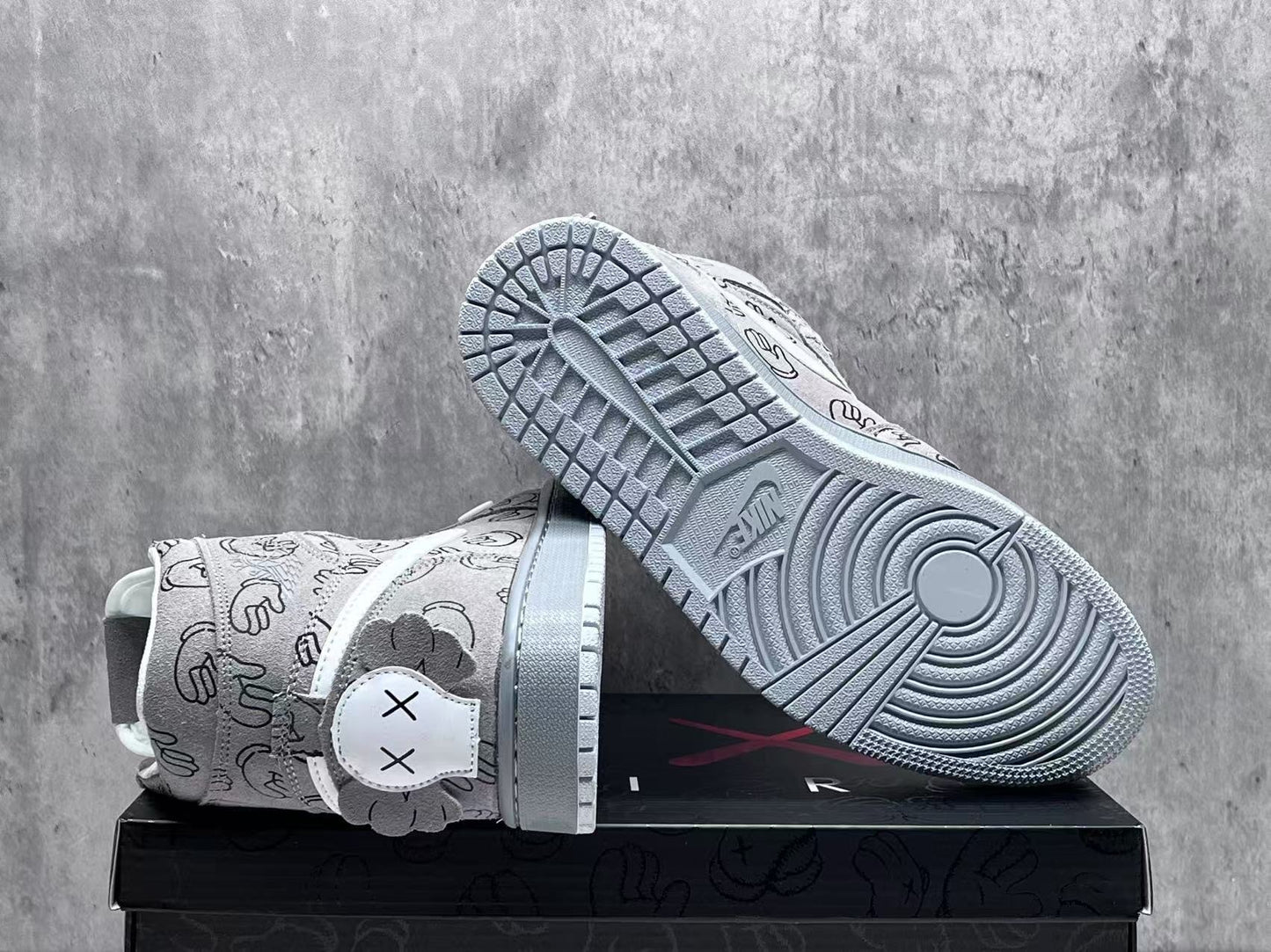 Nike Air x KAWS “XX Grey Hands