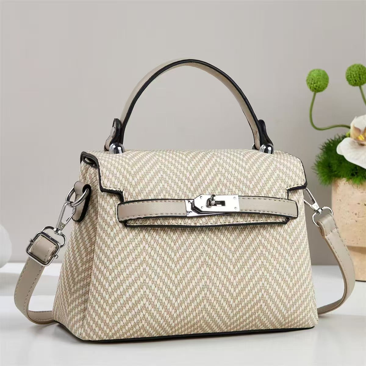 Clasp Chic” Structured Handbag – Available in Multiple Colors