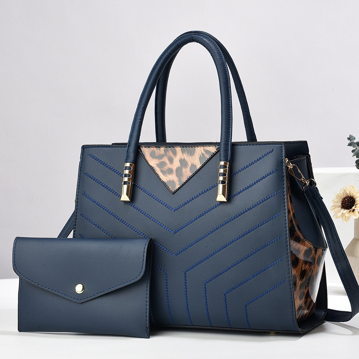 Women’s Handbag with Detachable Pouch – Style Meets Function