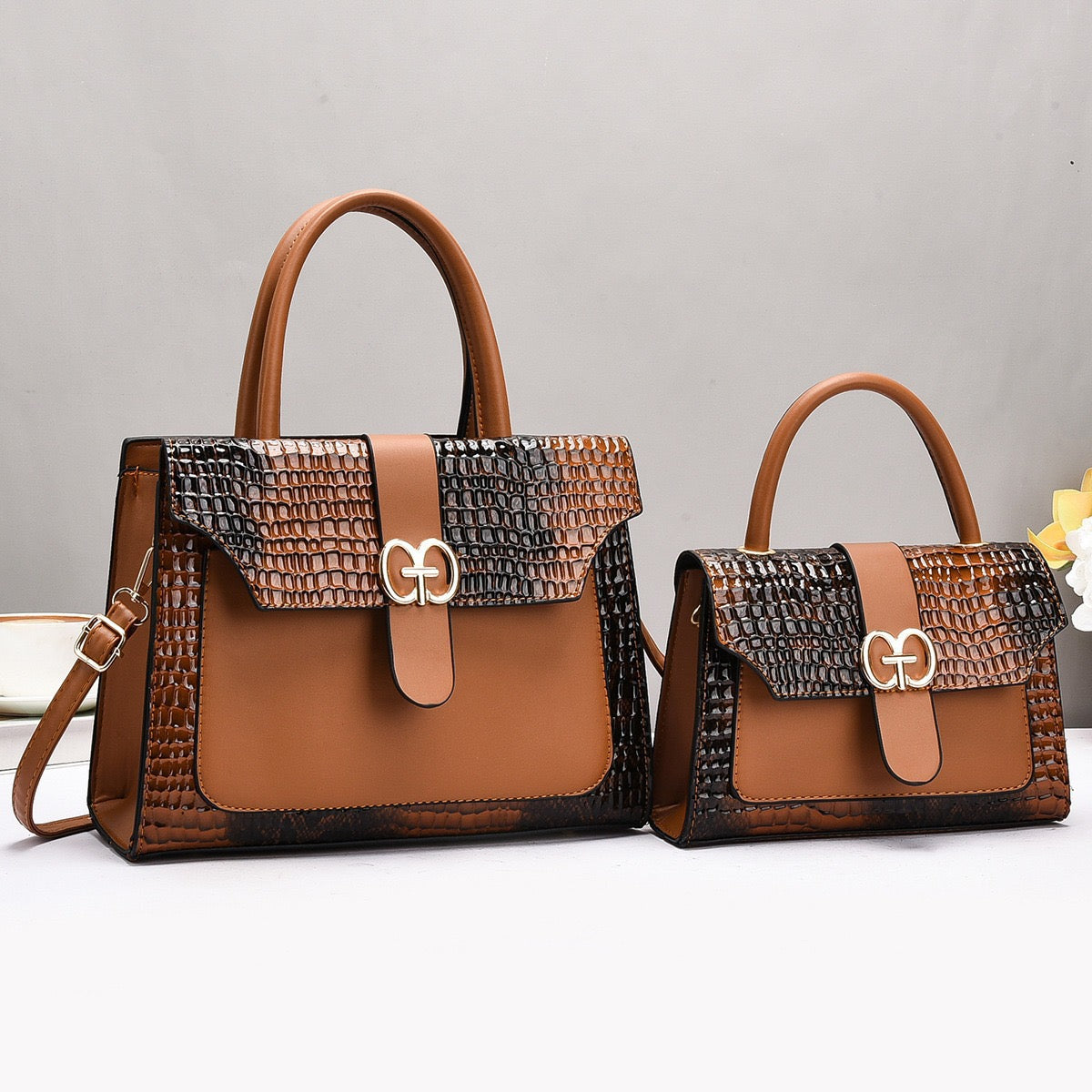 Elegance Handbag with Gold Accents – Sophisticated Style for Every Occasion