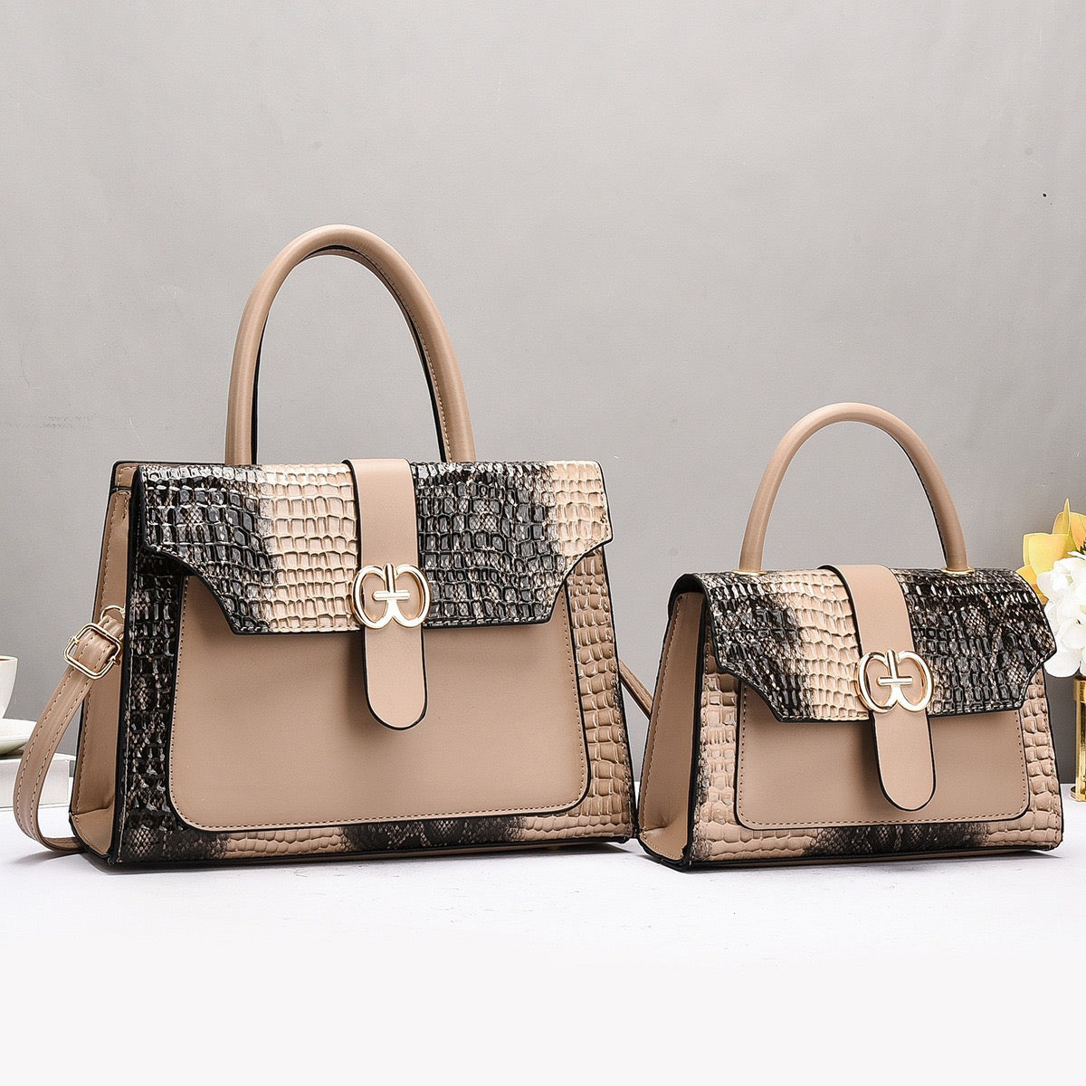 Elegance Handbag with Gold Accents – Sophisticated Style for Every Occasion