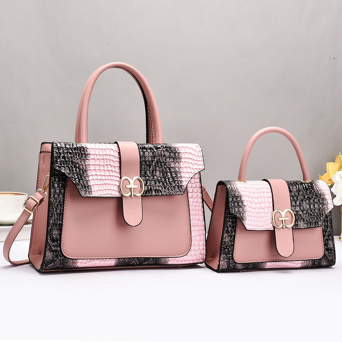 Elegance Handbag with Gold Accents – Sophisticated Style for Every Occasion