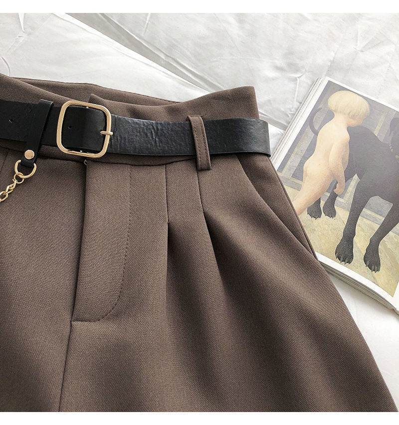 Chic Black High-Waisted Pleated Shorts with Gold Chain Belt , SShopoza