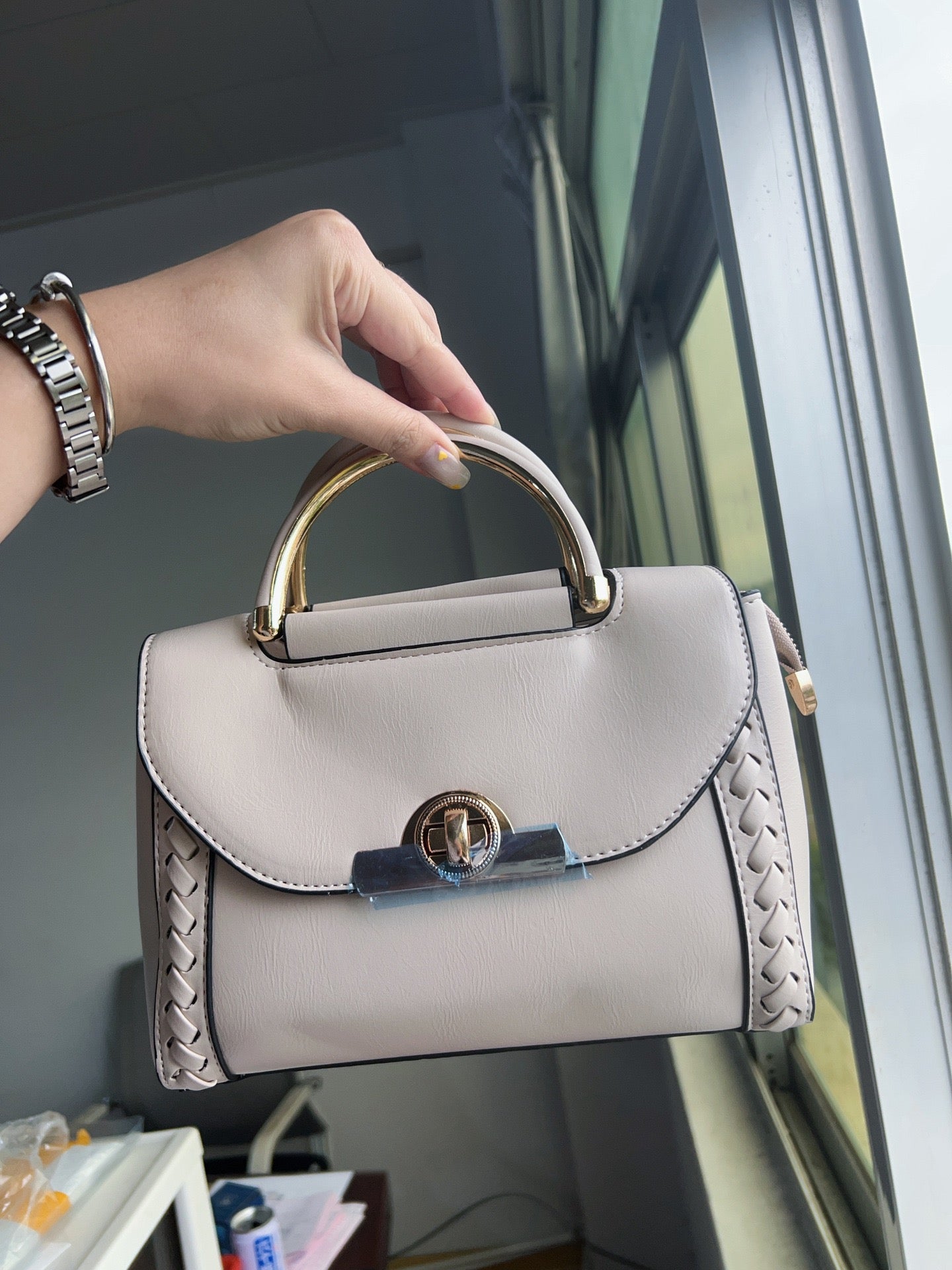 White Elegance Handbag with Gold Accents – Sophisticated Style for Every Occasion