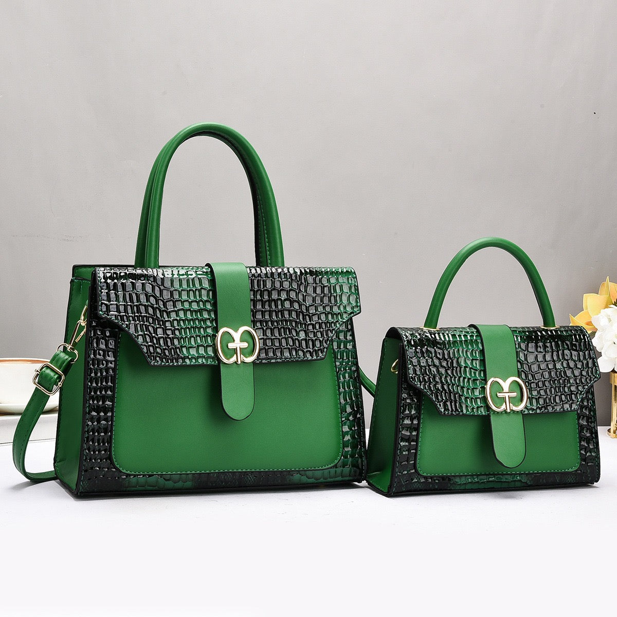 Elegance Handbag with Gold Accents – Sophisticated Style for Every Occasion