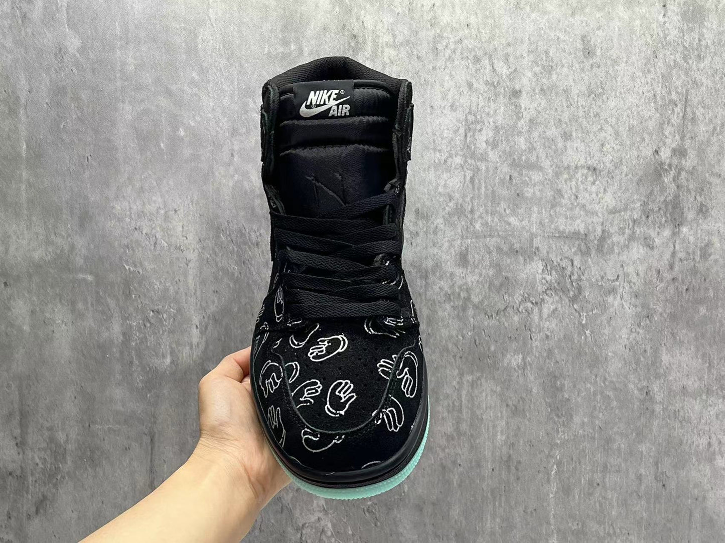 Nike Air x KAWS “XX Hands