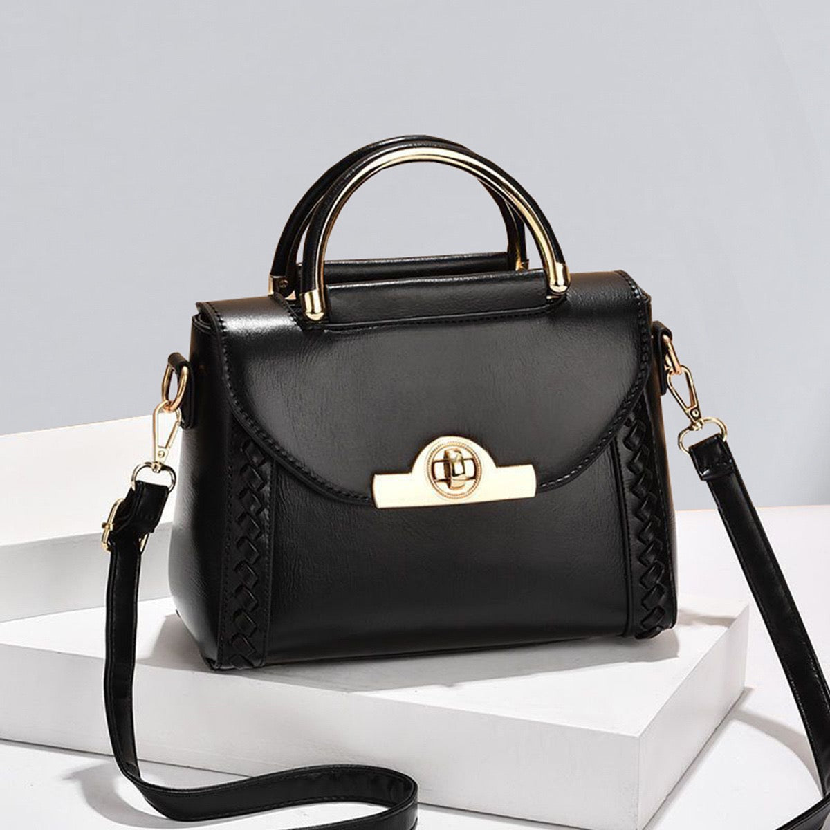 White Elegance Handbag with Gold Accents – Sophisticated Style for Every Occasion