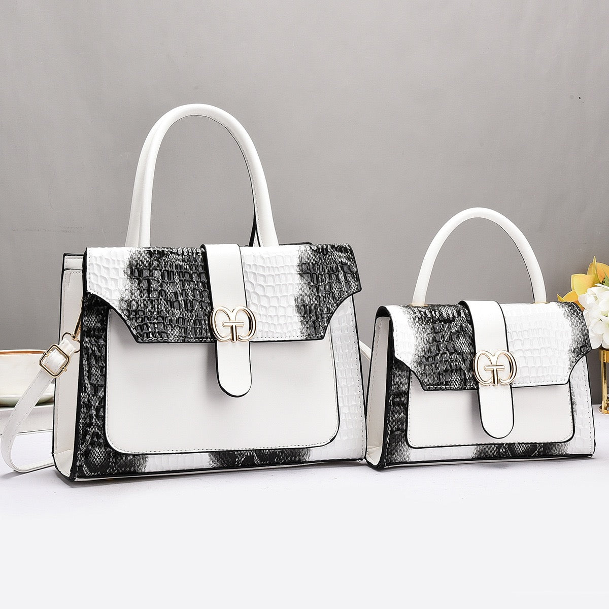 Elegance Handbag with Gold Accents – Sophisticated Style for Every Occasion