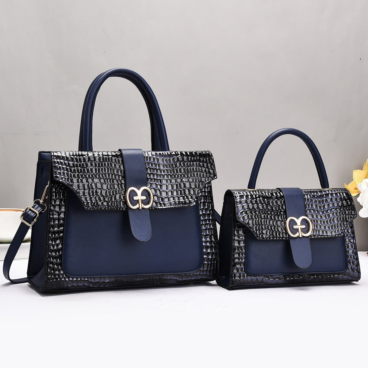 Elegance Handbag with Gold Accents – Sophisticated Style for Every Occasion