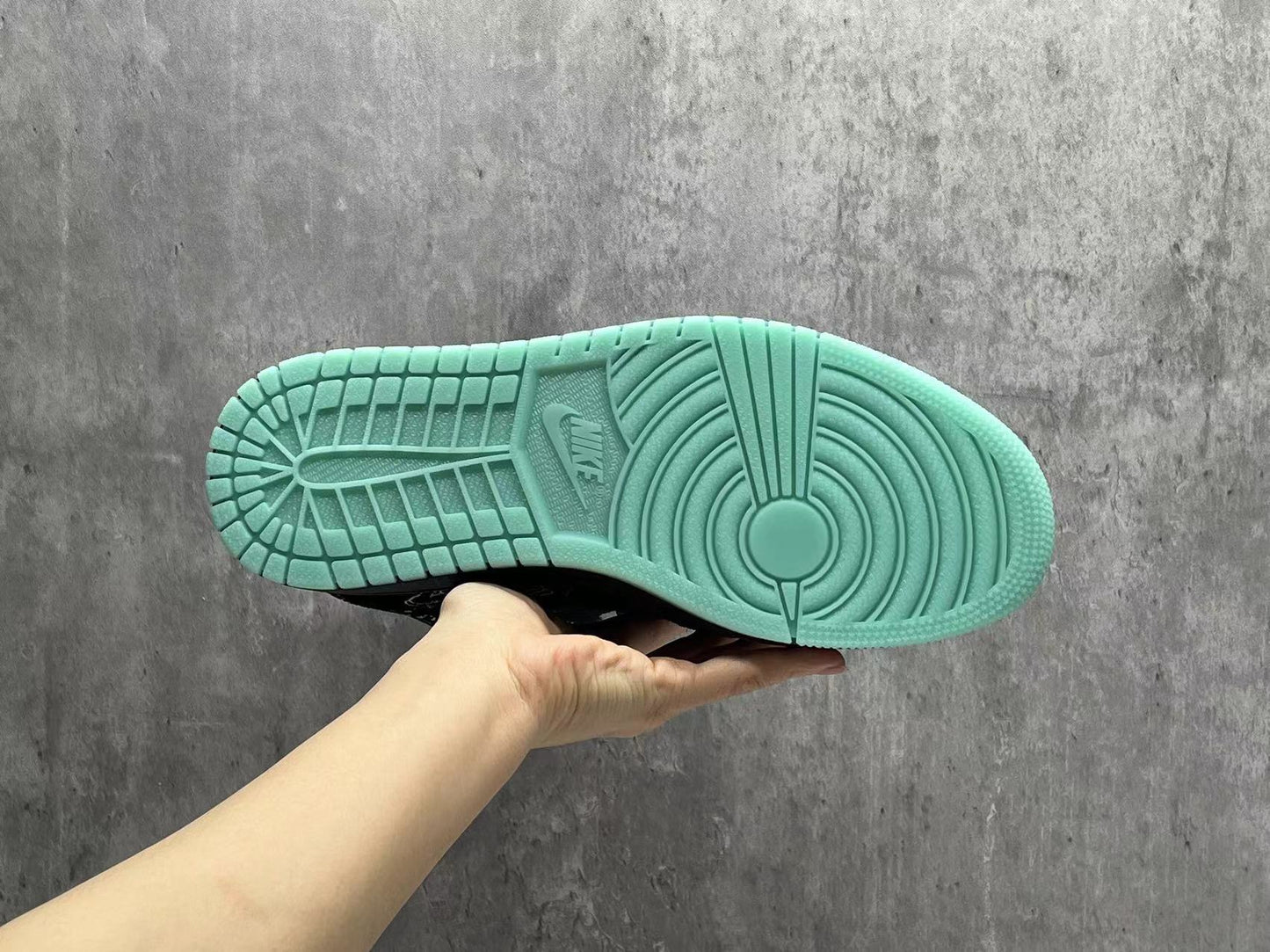 Nike Air x KAWS “XX Hands