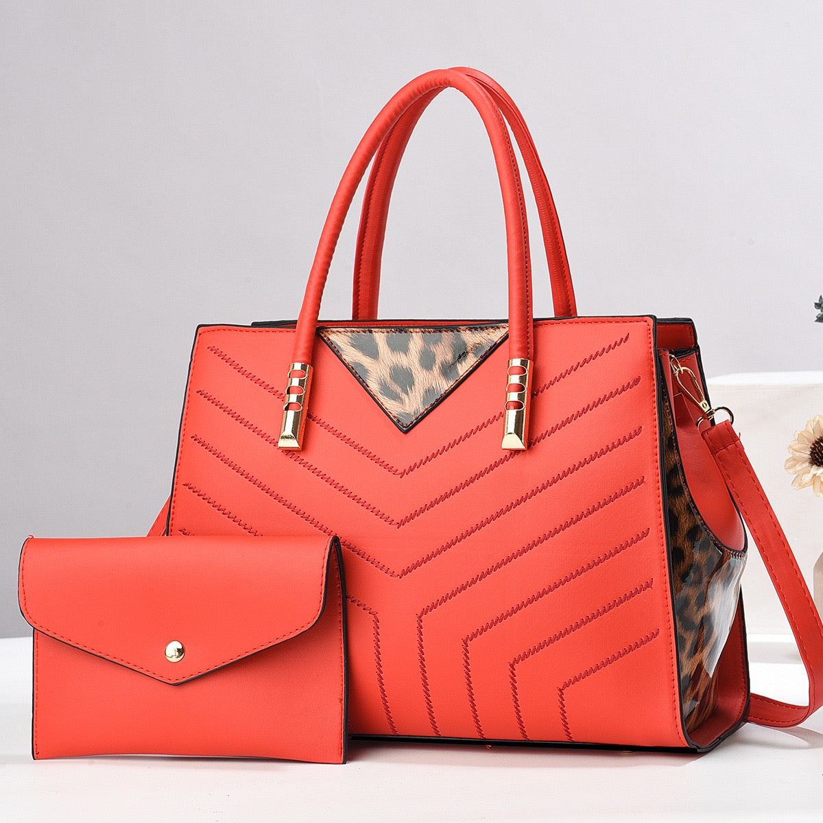 Women’s Handbag with Detachable Pouch – Style Meets Function