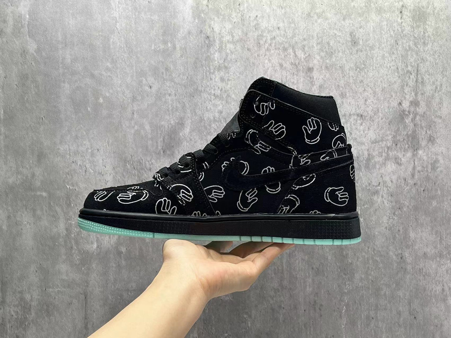 Nike Air x KAWS “XX Hands