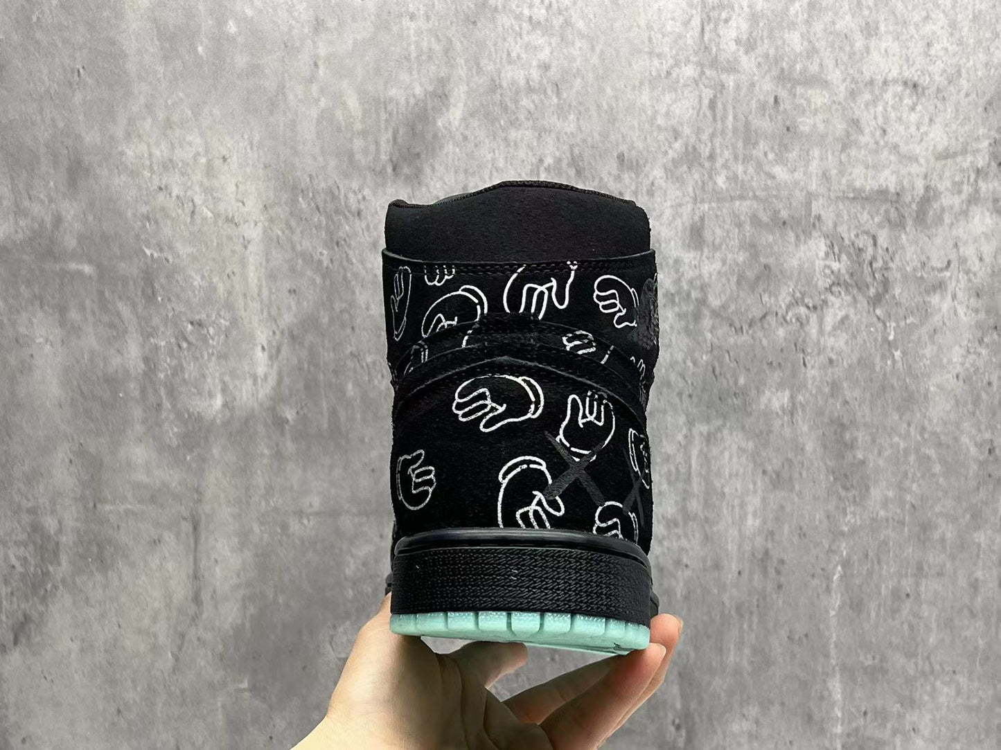 Nike Air x KAWS “XX Hands